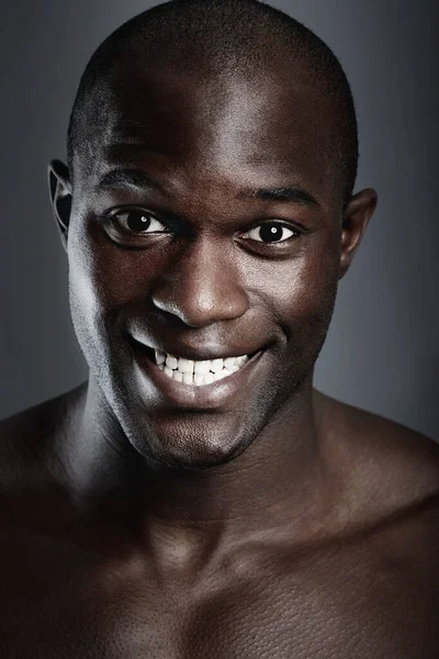 Щастя Краса Портрет Чорношкірого Темному Тлі Посмішкою Доглядом Зубами Косметикою — стокове фото