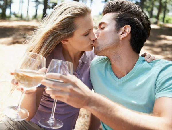 그들의 사랑에 아름다운 밖에서 키스를 샴페인을 마시는 — 스톡 사진