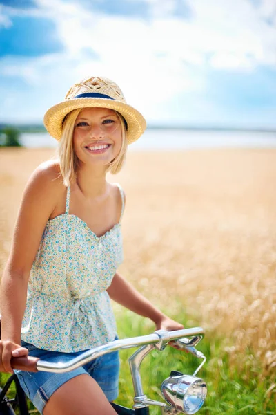 Веселимся Сельской Местности Красивая Молодая Женщина Стоящая Велосипеде Деревне — стоковое фото
