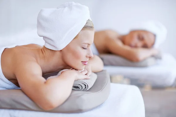 Having Girls Day Day Spa Two Young Women Lying Massage — Stock Photo, Image