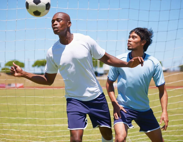 Erkekler Spor Futbol Top Defans Forvet Için Mücadele Refah Için — Stok fotoğraf