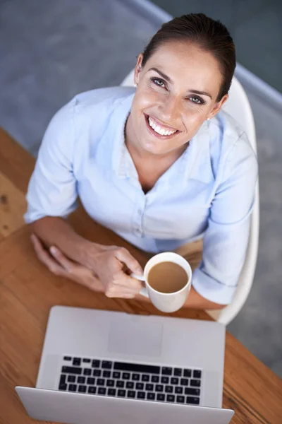 Znalezienie Rozwiązań Biznesowych Online Portret Młodej Bizneswoman Siedzącej Laptopem Kawą — Zdjęcie stockowe