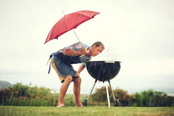 Ombrello Pioggia Uomo All Aperto Barbecue Cibo Cucinare Assicurazione Nella — Foto Stock