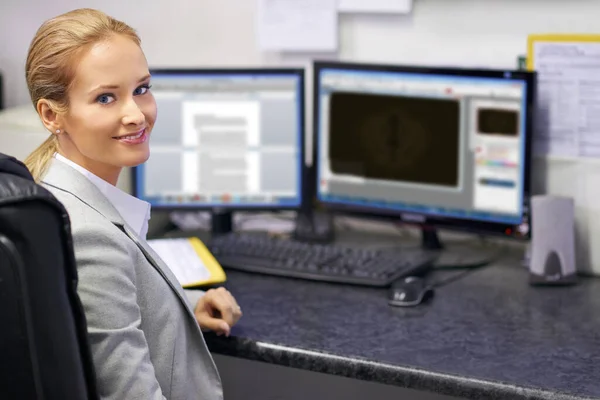 Έτοιμοι Για Δουλειά Μια Νεαρή Γυναίκα Κάθεται Στον Υπολογιστή Της — Φωτογραφία Αρχείου