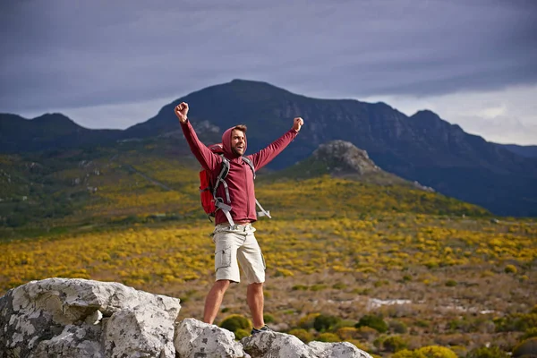 この山の王 山の中をハイキングしている若い男が — ストック写真