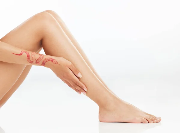 Cuide Bem Sua Pele Hidrata Uma Mulher Irreconhecível Mostrando Pernas — Fotografia de Stock
