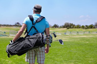 Golf sahası, personel çantası ve son sınıf öğrencisinin antrenman, spor ve egzersiz rutini için dış görünüşü. Arkasında, golf ve yaşlı erkek golfçü emeklilik, hobi ve spor pratiği için parkta.