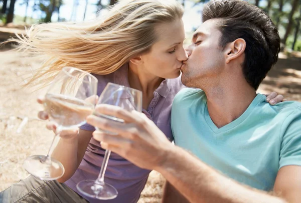 사랑을 축하하는 정겨운 남녀들 밖에서 키스를 샴페인을 — 스톡 사진