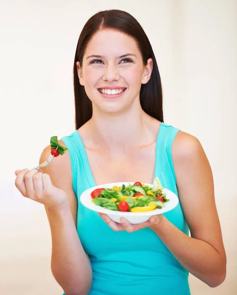 野菜と思考やサラダや健康食品 栄養と健康上の利点 栄養士の食事に幸せな女性の顔と減量のためのビーガンを食べる 健康やデトックスのアイデア — ストック写真