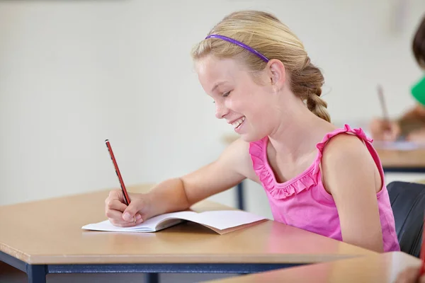 Okulda Çok Çalışıyorsun Sınıfta Ders Kitabı Yazan Genç Bir Öğrenci — Stok fotoğraf