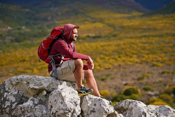 ピークは その特典があります 山の中をハイキングしている若い男が — ストック写真