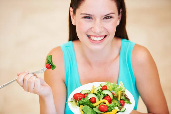 Frau Porträt Und Essen Sie Einen Gesunden Salat Mit Gemüse — Stockfoto