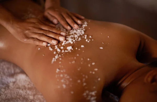 Sól Peeling Spa Kosmetyczka Ręce Klientem Kobieta Hotelu Masażem Terapia — Zdjęcie stockowe