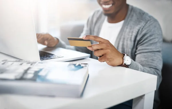 Laptop Kredi Kartı Alışverişi Için Adam Öğrenme Fintech Ödeme Kredi — Stok fotoğraf