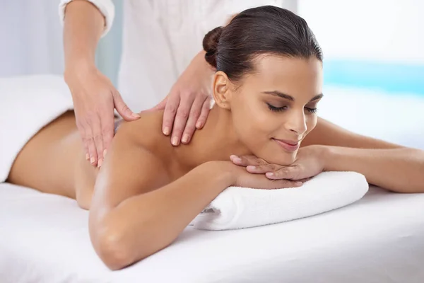 Massage För Hälsans Skull Vacker Ung Kvinna Avkopplande Spabehandling — Stockfoto