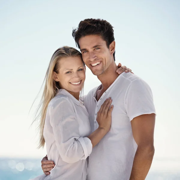 More Just Summer Romance Happy Young Couple Embracing Beach — Stock Photo, Image