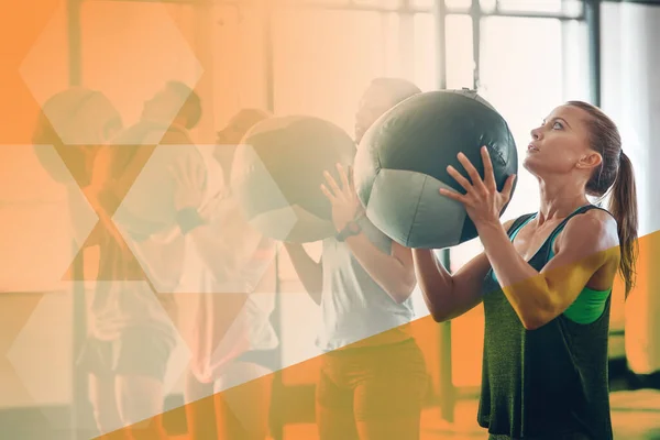 Gimnasio Fitness Mujer Lanzan Balón Medicina Para Hacer Ejercicio Entrenamiento —  Fotos de Stock