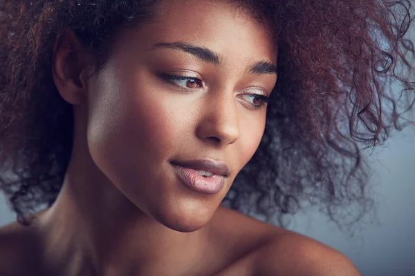 Afrikansk Kvinna Lockigt Hår Och Tänkande Studio Med Makeup Kosmetika — Stockfoto
