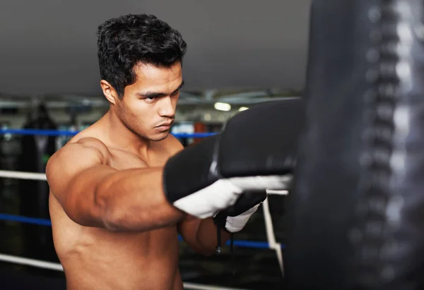 Trabajando Golpe Joven Boxeador Haciendo Ejercicio Con Una Bolsa Pesada —  Fotos de Stock