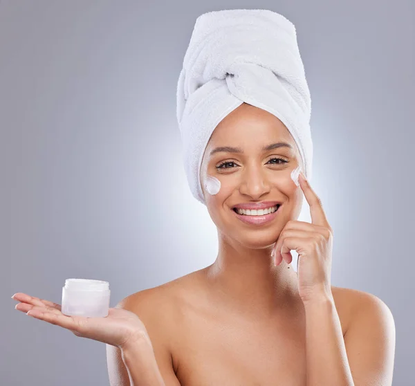 Swear Cream Attractive Young Woman Applying Moisturiser Her Skin Studio — Stock Photo, Image