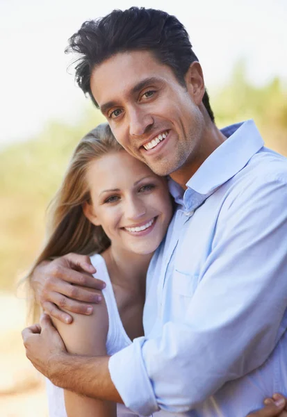 在他的怀里很安全一对相爱的年轻夫妇站在外面紧紧拥抱在一起的特写镜头 — 图库照片