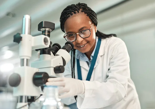 Its Going Day Breakthroughs Portrait Young Scientist Using Microscope Lab — Stock Photo, Image