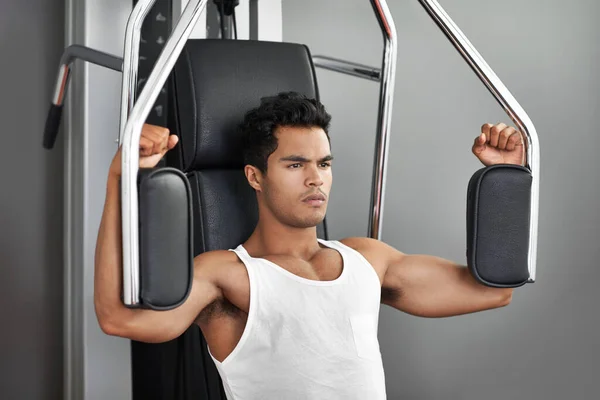 Staying Focused Motivated Young Ethnic Man Exercising Gym — Stock Photo, Image