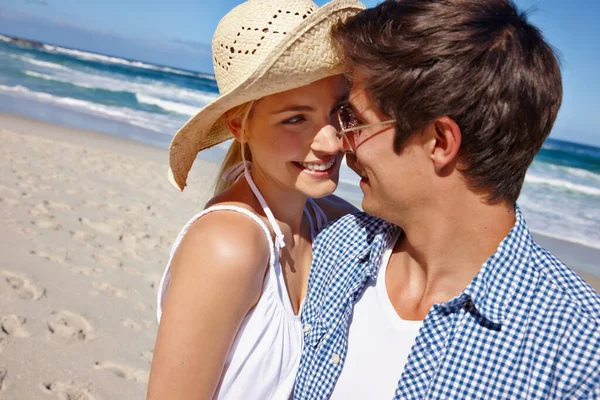 你真漂亮一对快乐的年轻夫妇在海滩享受一天的时光 — 图库照片