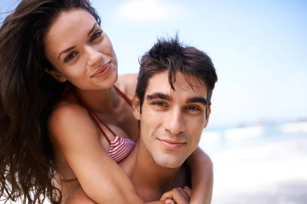 Partilhar Seu Amor Paraíso Jovem Casal Desfrutando Uma Fuga Praia — Fotografia de Stock