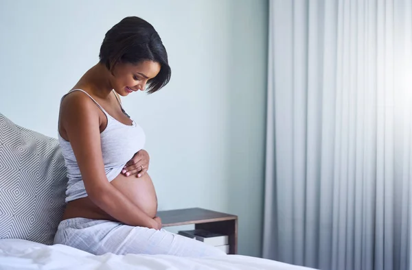 Mamá Está Muy Emocionada Conocerte Pequeña Una Joven Embarazada Sentada —  Fotos de Stock