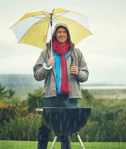 Happy Man Umbrella Barbecue Rain Beer Meal Supper Dinner Fire — Stock Photo, Image