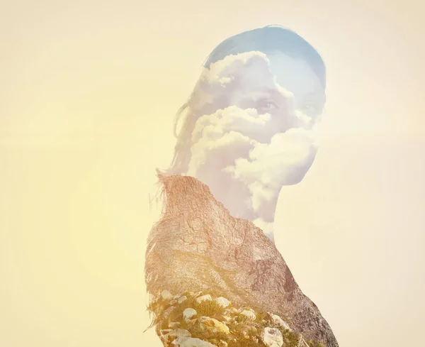 Γυναίκα Φύση Και Διπλή Έκθεση Πορτρέτο Βουνό Σύννεφα Ουρανό Φόντο — Φωτογραφία Αρχείου