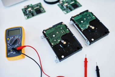 Şirketinizin teknolojisi olması gerektiği kadar güncel mi? bilgisayar donanımının voltajını test eden çoklu metre