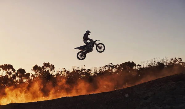 Αγωνίζομαι Ενάντια Στο Ηλιοβασίλεμα Ένας Αναβάτης Motocross Πηγαίνει Πάνω Από — Φωτογραφία Αρχείου