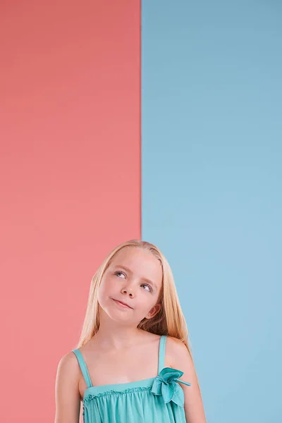 Który Mój Ulubiony Kolor Cute Little Girl Kolorowe Tło Dwa — Zdjęcie stockowe