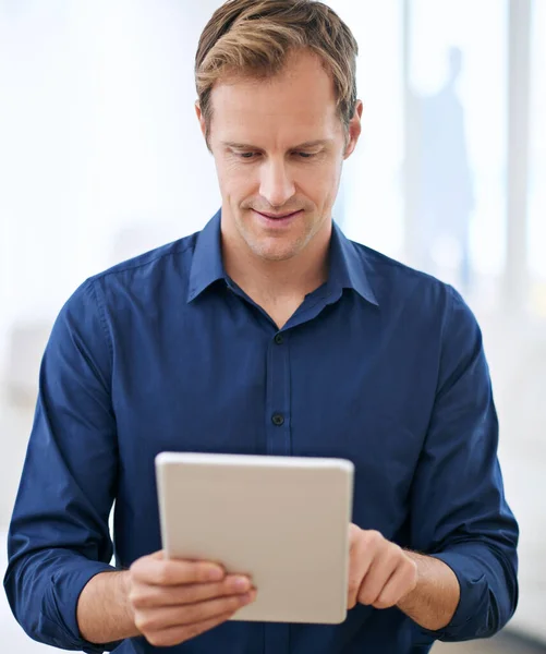 Tirar Esses Emails Caminho Homem Bonito Usando Seu Tablet Casa — Fotografia de Stock