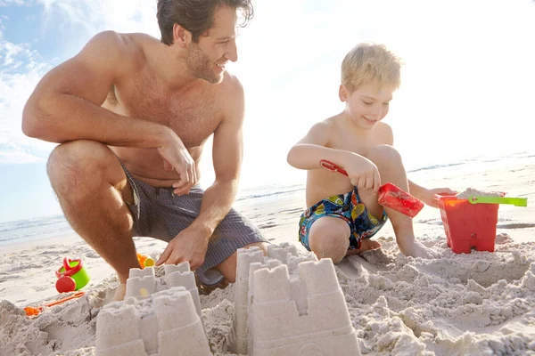 Insegnare Suo Figlio Costruire Castello Sabbia Perfetto Giovane Padre Figlio — Foto Stock