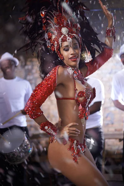 Sexig Sambadrottning Vacker Samba Dansare Som Uppträder Karneval Med Sitt — Stockfoto