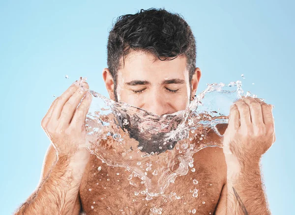 Man Splash Face Beauty Studio Wellness Health Self Care Cleaning — Stock fotografie