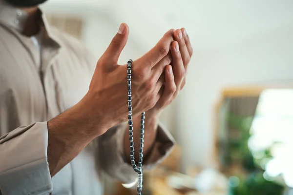 あなたができないように祈りなさい 有名なイスラム教徒の男性が自宅のラウンジで祈っています — ストック写真