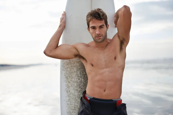 サーフィンはただの情熱ではありません ビーチで彼のサーフボードと裸の胸の男サーファー — ストック写真