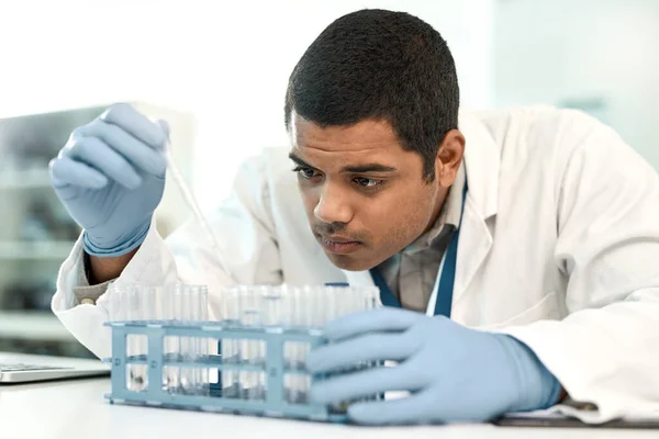 Dokładność Jest Kluczem Młody Naukowiec Pracujący Próbkami Laboratorium — Zdjęcie stockowe