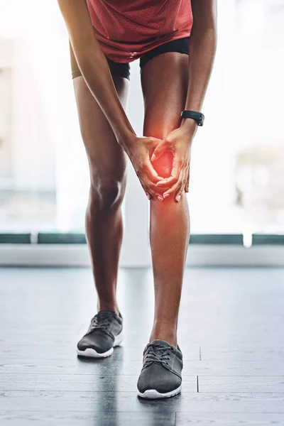 疼痛和膝盖受伤与一个女人在工作室拿着她的关节受伤而训练健身 一名患有肌肉炎症的女运动员的意外 急诊和解剖 — 图库照片