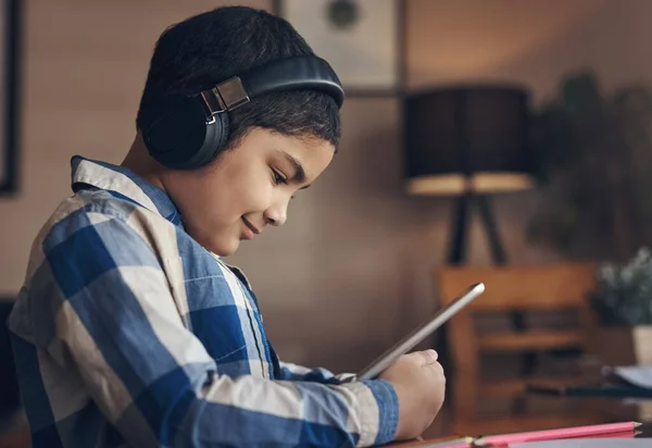 Powiązany Szerszą Społecznością Wychowawczą Uroczy Chłopiec Korzystający Tabletu Cyfrowego Słuchawek — Zdjęcie stockowe
