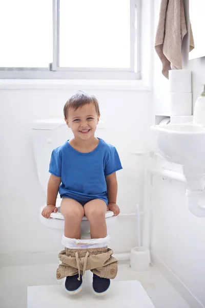 Und Zwar Ganz Allein Ein Junges Töpfchen Badezimmer Ausgebildet — Stockfoto