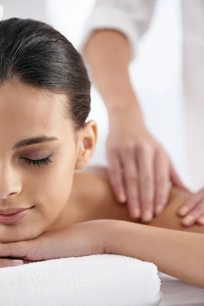 Stai Calmo Fatti Fare Massaggio Una Bella Giovane Donna Rilassante — Foto Stock