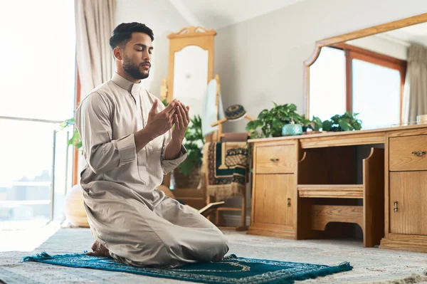 希望永远不会破灭 一个年轻的穆斯林男子在家里的休息室里祈祷 — 图库照片