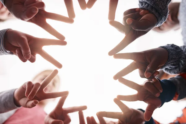 Peace Everyone Low Angle Shot Group Cheerful Elementary School Kids — Stock Photo, Image