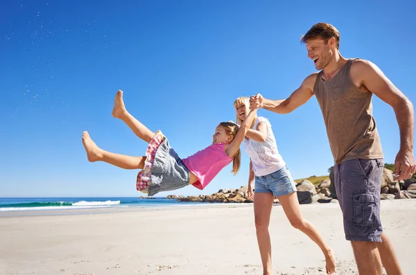 Onlar Bir Plaj Ailesi Mutlu Genç Bir Aile Kumsalda Yürürken — Stok fotoğraf
