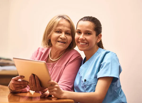 Fazer Mais Amigos Online Uma Enfermeira Uma Mulher Idosa Usando — Fotografia de Stock